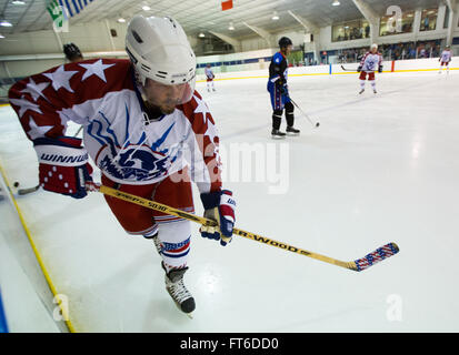 Die CBP/Eis-Hockey-Team besiegt Homeland Security Eishockey Team 4: 2 in der ersten Runde von den World Police and Fire Games statt in Reston Virginia am 27. Juni 2015. Die Spiele ziehen über 10.000 TeilnehmerInnen des Wettbewerbs. Foto von James Tourtellotte Stockfoto