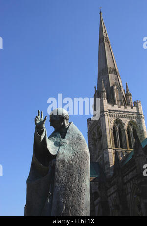 Statue von St. Richard und Chichester Kathedrale Spire Stockfoto