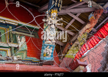 Nepal, Kathmandu. Tempelschnitzereien, Die Shiva und Parvati gewidmet sind, Rasierdraht, um Diebstahl zu Verhindern. Stockfoto