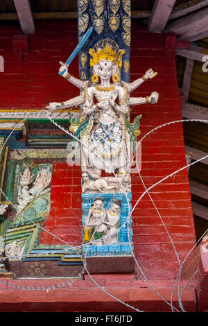 Nepal, Kathmandu. Tempelschnitzereien, Die Shiva und Parvati gewidmet sind, Rasierdraht, um Diebstahl zu Verhindern. Stockfoto