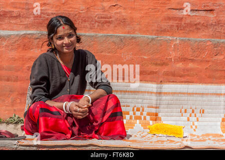 Nepal, Kathmandu.  Junge Frau sitzend, mit Nase Pin und Bindi.  Kumkuma Pulver unter ihrem Haar Teil gibt an, dass sie verheiratet ist. Stockfoto