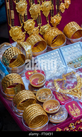 Nepal, Kathmandu.  Frauen goldene Armbänder und Schmuck. Stockfoto