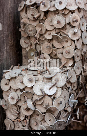 Nepal, Kathmandu.  Münzen links als Opfergaben am Schrein der Gott der Zahnschmerzen, Bangemudha Platz. Stockfoto