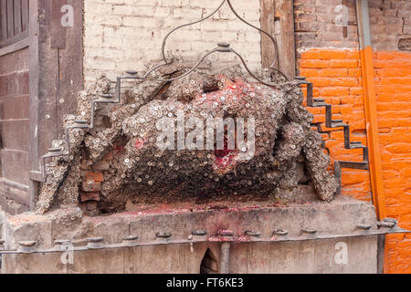 Nepal, Kathmandu.  Münzen links als Opfergaben am Schrein der Gott der Zahnschmerzen, Bangemudha Platz. Stockfoto