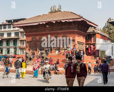 Nepal, Kathmandu.  Shiva-Parvati-Tempel, Durbar Square, 1. März 2009.  Bis April 2015 beschädigt Erdbeben, Gebäude kann repariert werden Stockfoto