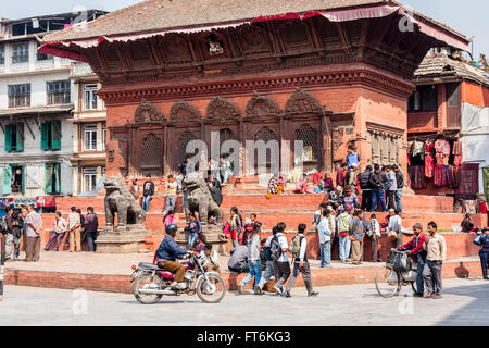 Nepal, Kathmandu.  Shiva-Parvati-Tempel, Durbar Square, 1. März 2009.  Bis April 2015 beschädigt Erdbeben, Gebäude kann repariert werden Stockfoto