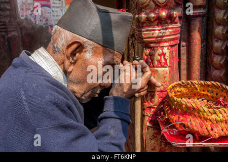 Nepal, Kathmandu.  Hindu Mann Stirn vor dem beten am Ashok Binayak (Maru Ganesh) Tempel Tika Kumkuma Pulver zuweisen. Stockfoto