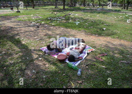 Bangladeshi Obdachlose Mutter und Kind sind ein Nickerchen im Sharowardi Park in Dhaka, Bangladesch. Am 23. März 2016 Stockfoto