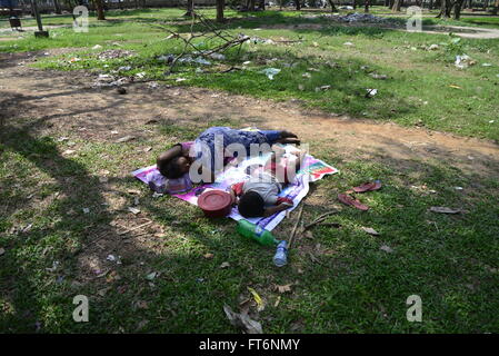 Bangladeshi Obdachlose Mutter und Kind sind ein Nickerchen im Sharowardi Park in Dhaka, Bangladesch. Am 23. März 2016 Stockfoto