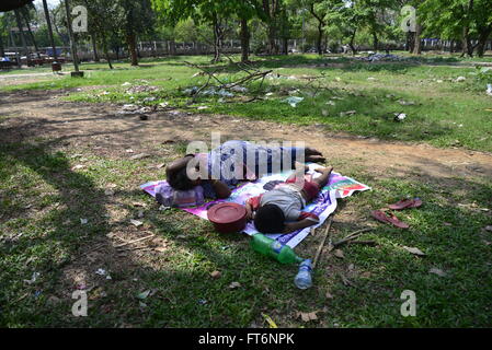 Bangladeshi Obdachlose Mutter und Kind sind ein Nickerchen im Sharowardi Park in Dhaka, Bangladesch. Am 23. März 2016 Stockfoto