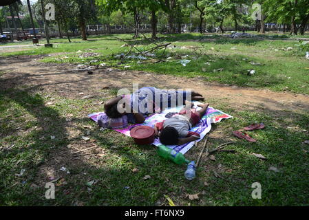 Bangladeshi Obdachlose Mutter und Kind sind ein Nickerchen im Sharowardi Park in Dhaka, Bangladesch. Am 23. März 2016 Stockfoto