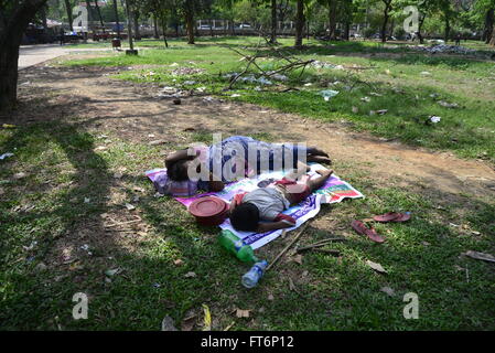 Bangladeshi Obdachlose Mutter und Kind sind ein Nickerchen im Sharowardi Park in Dhaka, Bangladesch. Am 23. März 2016 Stockfoto