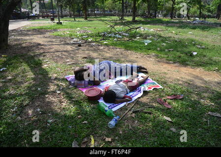 Bangladeshi Obdachlose Mutter und Kind sind ein Nickerchen im Sharowardi Park in Dhaka, Bangladesch. Am 23. März 2016 Stockfoto