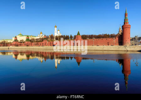 Morgen-Ansicht des Kreml in Moskau mit schöne Reflexion im Fluss, Russland Stockfoto