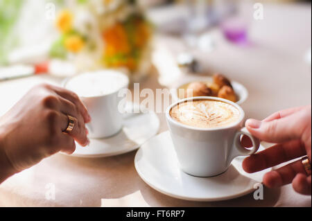 paar im Café, hält eine Tasse Kaffee Stockfoto