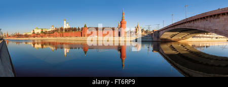 Moskau Skyline - Panorama des Moskauer Kreml mit Reflexion in der Moskwa, Russland Stockfoto