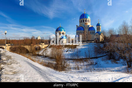 Sonniger Morgen im frühen Frühling. Panorama der Kirche der Heiligen Dreifaltigkeit im Großraum Moskau, Russland. Stockfoto