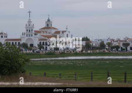 Die berühmte Kirche am Fluss in El Rocio, Spanien Stockfoto