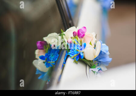 Blumenschmuck am Auto Griff Stockfoto