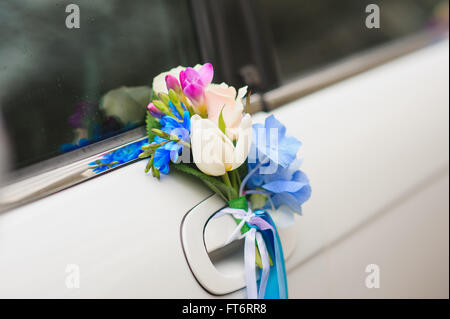 Blumenschmuck am Auto Griff Stockfoto