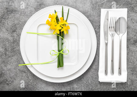 Tabelle-Gedeck mit Besteck und Frühling Blumen-Dekoration. Ansicht von oben Stockfoto