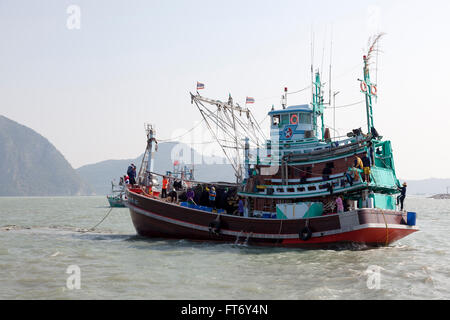 Ein Thai Trawler von Lamplights für Hochseeangeln (Ao Khlong Wan - Provinz Prachuap Khiri Khan - Thailand) ausgestattet. Aus der s Stockfoto