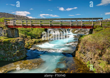 Der Bruarfoss Wasserfall in Island mit Steg Stockfoto