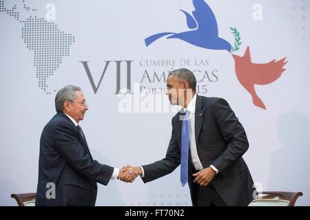 US-Präsident Barack Obama schüttelt Hände mit kubanischer Präsident Raul Castro auf dem Gipfel des Amerikas im Atlapa Convention Center 11. April 2015 in Panama City, Panama. Stockfoto