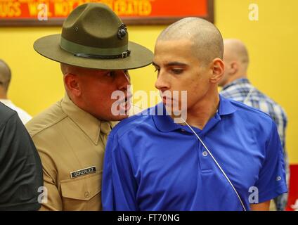 Ein US Marine Corps Drill Instructor schreit ein Marine-Rekrut während Bootcamp im Marine Corps Recruit Depot 15. Dezember 2015 in San Diego, Kalifornien. Das Depot ist verantwortlich für die Ausbildung von mehr als 16.000 Mitarbeiter jährlich. Stockfoto