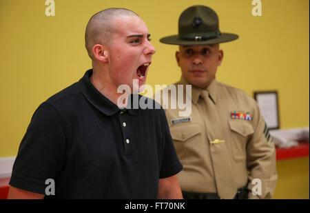 Ein US Marine Corps Drill Instructor schreit ein Marine-Rekrut während Bootcamp im Marine Corps Recruit Depot 15. Dezember 2015 in San Diego, Kalifornien. Das Depot ist verantwortlich für die Ausbildung von mehr als 16.000 Mitarbeiter jährlich. Stockfoto
