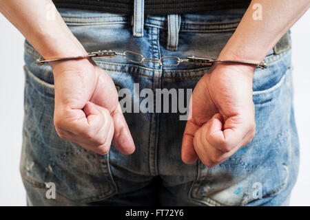 Nahaufnahme von Mann in Handschellen auf weiß verhaftet Stockfoto