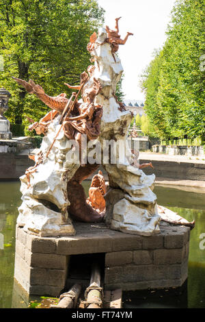 weißer Marmor Skulpturen in den Gärten von Segovia, Spanien. schöne Figuren der klassischen Götter, Mythologie Stockfoto