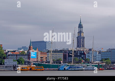 Zentrale Hamburg Skyline und Turm der Hauptkirche Sankt Michaelis, St. Michael Kirche, entlang der Elbe, Hamburg, Deutschland Stockfoto