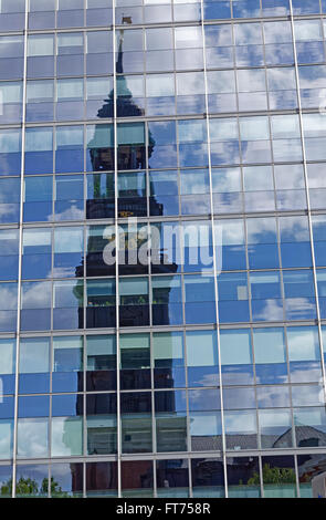 Reflexion der St. Michaelis Kirche in einer Glasfront eines Bürogebäudes in Hamburg, Deutschland, Europa Stockfoto