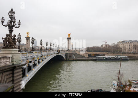 Pont Alexandre III, ein schönes Deck Bogenbrücke, die überspannt den Fluss Seine in Paris, Frankreich. Stockfoto