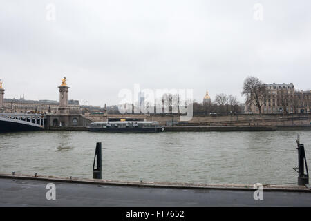 Kuppel des Hôtel des Invalides, ein Gebäudekomplex im 7. Arrondissement von Paris. Pont Alexandre III auf der linken Seite. Stockfoto