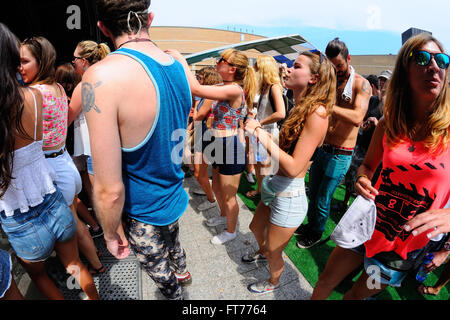 BARCELONA - 12 JUN: Publikum beim Sonar Festival am 12. Juni 2014 in Barcelona, Spanien. Stockfoto