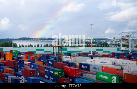 Container und Regenbogen in Le Havre Container Hafenbahnhof, Frankreich Stockfoto