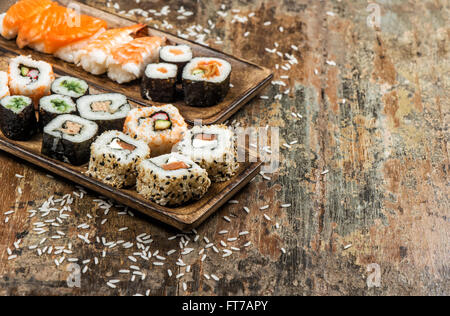 Traditionelles japanisches Essen. Sushi-Rollen, Maki, Nigiri, Lachs, Garnelen, Thunfisch, Tofu, Reis, avocado Stockfoto