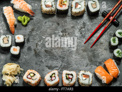 Traditionelles japanisches Essen. Sushi rolls, Nigiri, Lachs, Wasabi, Garnelen, Thunfisch, Ingwer, Tofu, Reis, Avocado, eingelegten Ingwer. Asiatische Stockfoto