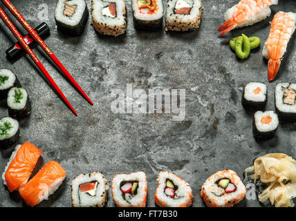 Sushi-Rollen, Maki, Nigiri, Lachs, Garnelen, Thunfisch, Tofu, Reis, Avocado, Wasabi, eingelegtem Ingwer. Traditionelles japanisches Essen staatlich Stockfoto