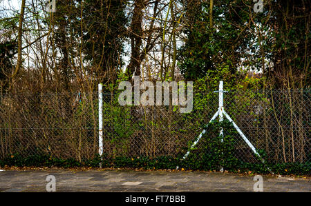 Park hinter grauen Zaun Stockfoto