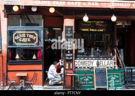 Cafe Mitarbeiter bereitet Ort für Eröffnung, Greenwich Village, New York Stockfoto