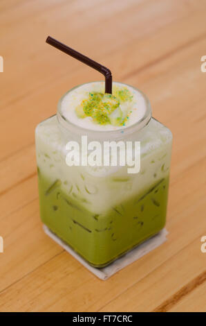 Grüner Eistee in Glasflasche Stockfoto