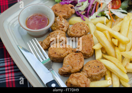 Knusprige Garnele Brötchen und Pommes frites Stockfoto