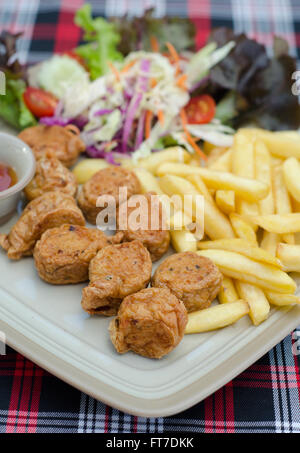 Knusprige Garnele Brötchen und Pommes frites Stockfoto