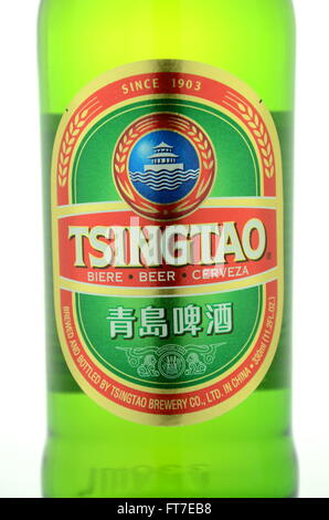 Tsingtao Bier isoliert auf weißem Hintergrund. Stockfoto