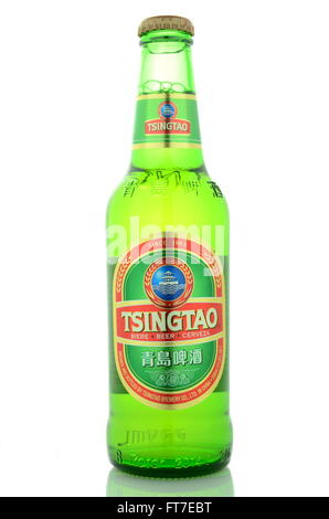 Tsingtao Bier isoliert auf weißem Hintergrund. Stockfoto