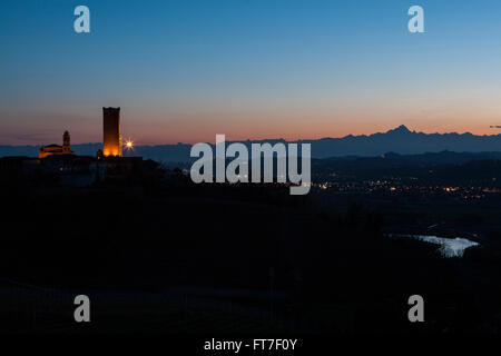 Panoramische Ansicht der Barbaresco (Piemont, Italien) mit dem Turm und die Kirche. In der Ferne die Alpen und Monviso Berg Stockfoto