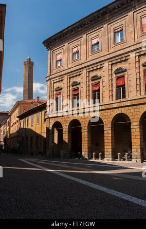 Santo Stefano-Platz mit der Asinelli-Turm in Bologna, Italien Stockfoto